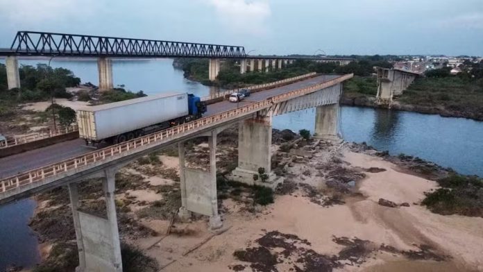 Carreta parada na ponte br226 risco de desabamento