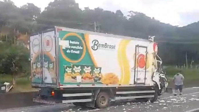 Acidente entre caminhão e ônibus bloqueia BR-101, em Biguaçu (SC) Acidente entre caminhão e ônibus bloqueia BR-101, em Biguaçu (SC)