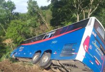 Guincho tomba com ônibus da Viação Rio Doce na BR-116/MG Guincho tomba com ônibus da Viação Rio Doce na BR-116/MG
