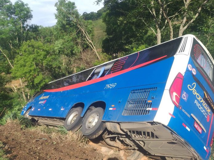 Guincho tomba com ônibus da Viação Rio Doce na BR-116/MG Guincho tomba com ônibus da Viação Rio Doce na BR-116/MG