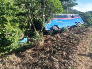 Guincho tomba com ônibus da Viação Rio Doce na BR-116/MG