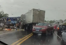 Acidente na BR-101/BA entre ônibus e caminhão-baú deixa 2 mortos e 30 feridos Acidente na BR-101/BA entre ônibus e caminhão-baú deixa 2 mortos e 30 feridos