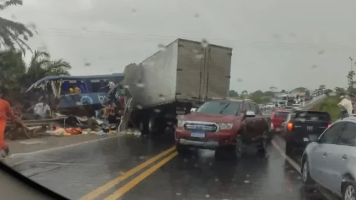 Sinsitro_BR_101_sul-da-Bahia Acidente na BR-101/BA entre ônibus e caminhão-baú deixa 2 mortos e 30 feridos