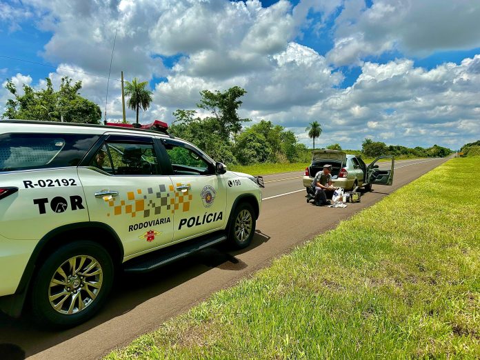 Polícia Rodoviária de SP prende contrabandistas na SP-333, em Cafelândia Polícia Rodoviária de SP prende contrabandistas na SP-333, em Cafelândia