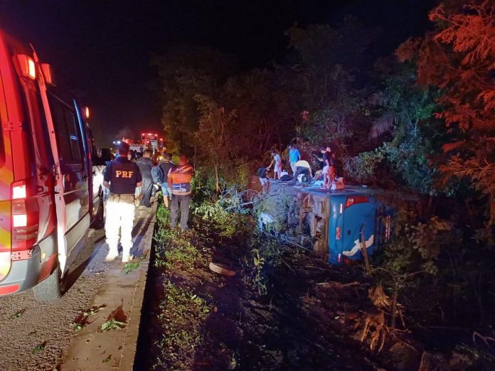 Acidente com ônibus na BR-153/GO deixa feridos, em Santa Tereza de Goiás Acidente com ônibus na BR-153/GO deixa feridos, em Santa Tereza de Goiás