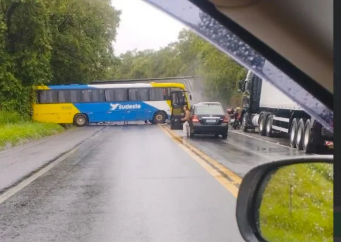 Acidente com ônibus e carreta na BR-101/ES deixa feridos, em Rio Novo do Sul Acidente com ônibus e carreta na BR-101/ES deixa feridos, em Rio Novo do Sul