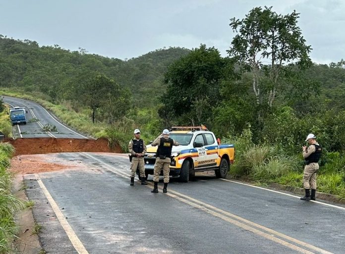 VÍDEO: Aterro cede na LMG-655 e interdita totalmente a ponte no km 12 VÍDEO: Aterro cede na LMG-655 e interdita totalmente a ponte no km 12