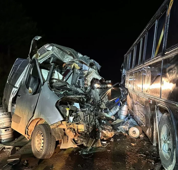 Acidente entre ônibus e van mata motorista na BR-470/SC, em Curitibanos Acidente entre ônibus e van mata motorista na BR-470/SC, em Curitibanos
