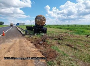Motorista de ônibus morre após bater na Via Anhanguera, em Santa Rita do Passa Quatro (SP)