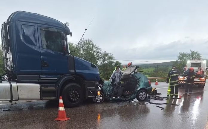 Acidente entre carreta e carro deixa 4 mortos na SP-270, em Angatuba Acidente entre carreta e carro deixa 4 mortos na SP-270, em Angatuba