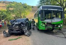 Ônibus com trabalhadores rurais bate de frente com Hilux na PE-120 e deixa 1 morto Ônibus com trabalhadores rurais bate de frente com Hilux na PE-120 e deixa 1 morto