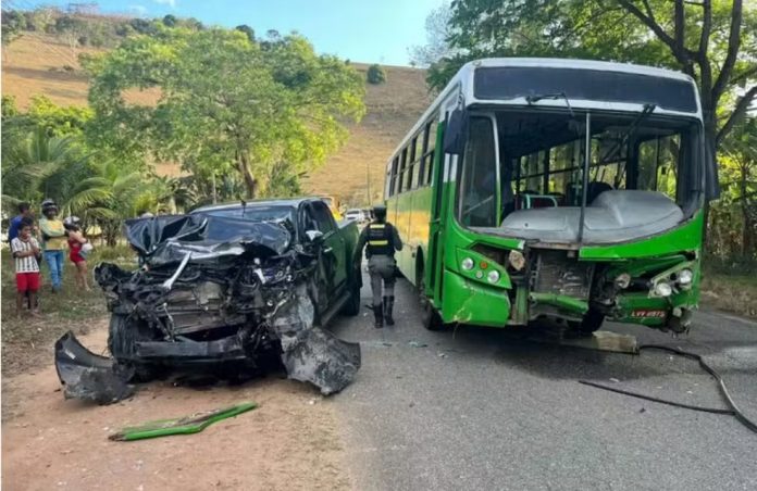Ônibus com trabalhadores rurais bate de frente com Hilux na PE-120 e deixa 1 morto Ônibus com trabalhadores rurais bate de frente com Hilux na PE-120 e deixa 1 morto