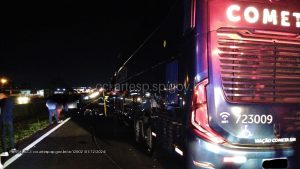 Ônibus da Cometa bate na Via Anhanguera e deixa motorista e passageiro feridos