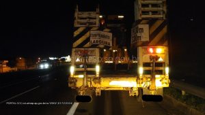 Ônibus da Cometa bate na Via Anhanguera e deixa motorista e passageiro feridos