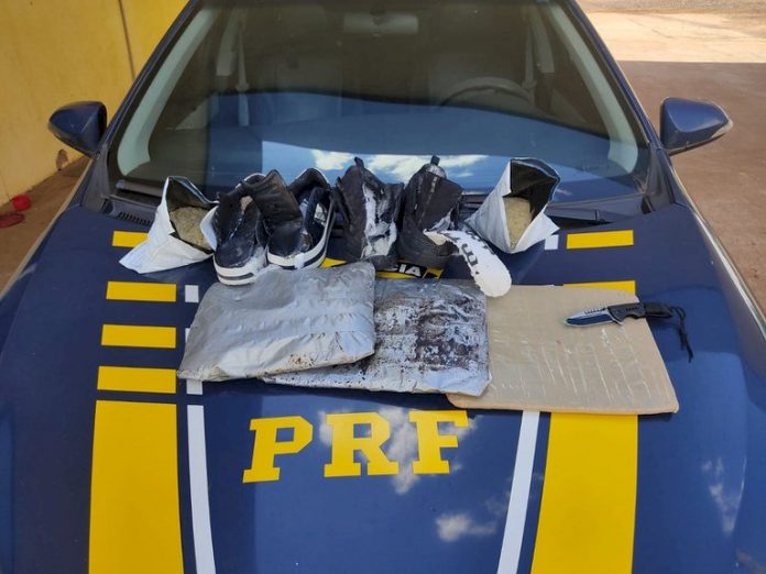 Passageiras de ônibus são presas com 13,7 Kg de cocaína na BR-262/MS Passageiras de ônibus são presas com 13,7 Kg de cocaína na BR-262/MS