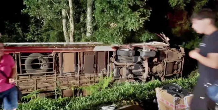 Ônibus bate em caminhão na BR-277/PR e deixa nove feridos Ônibus bate em caminhão na BR-277/PR e deixa nove feridos