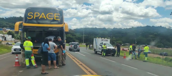 Acidente com ônibus e carro na BR-277/PR deixa 2 idosos mortos Acidente com ônibus e carro na BR-277/PR deixa 2 idosos mortos
