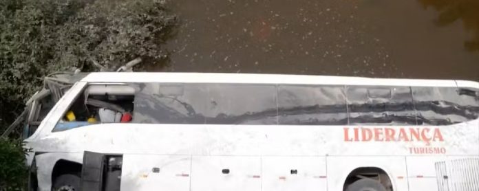 Ônibus cai de ponte na BR-153/TO e deixa 2 motoristas e 1 passageiro mortos Ônibus cai de ponte na BR-153/TO e deixa 2 motoristas e 1 passageiro mortos