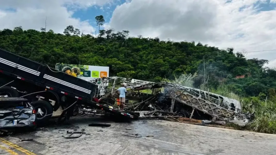 Colisão envolvendo ônibus da Entram, carreta e carro deixa mais de 30 mortos na BR-116/MG Colisão envolvendo ônibus da Entram, carreta e carro deixa mais de 30 mortos na BR-116/MG
