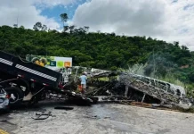 Colisão envolvendo ônibus da Emtram, carreta e carro deixa ao menos 38 mortos na BR-116/MG Colisão envolvendo ônibus da Entram, carreta e carro deixa mais de 30 mortos na BR-116/MG