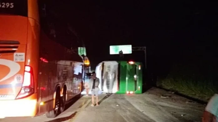Acidente com ônibus na BR-381 deixa 20 feridos e bloqueia rodovia Acidente com ônibus na BR-381 deixa 20 feridos e bloqueia rodovia