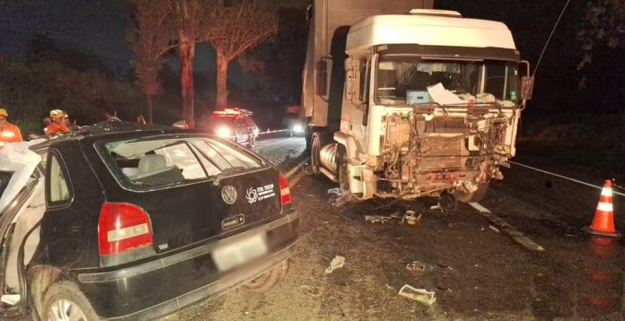 Homem morre em colisão frontal entre carro e caminhão na MG-050, em Itaúna Homem morre em colisão frontal entre carro e caminhão na MG-050, em Itaúna