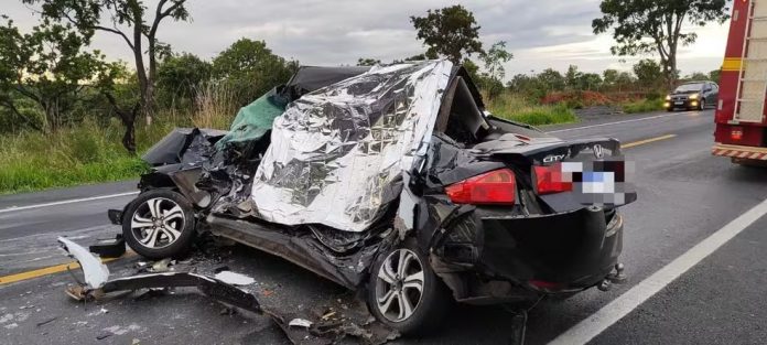 Acidente entre carro e ônibus mata quatro pessoas na BR-135, em Minas Acidente entre carro e ônibus mata quatro pessoas na BR-135, em Minas