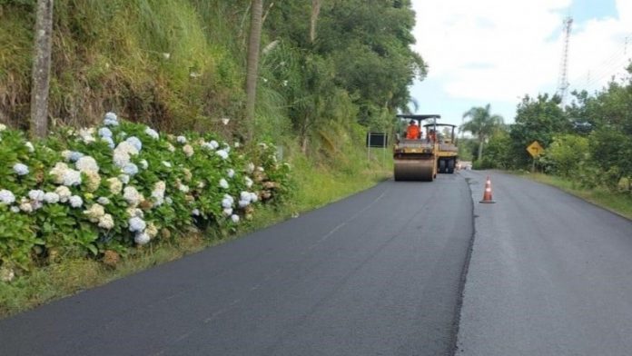 Acesso a Coronel Pilar, na Serra gaúcha, recebe serviços de recuperação no pavimento Acesso a Coronel Pilar, na Serra gaúcha, recebe serviços de recuperação no pavimento