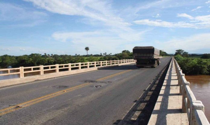 Ponte na BR-365/MG é interditada ao tráfego, entre Pirapora e Montes Claros Ponte na BR-365/MG é interditada ao tráfego, entre Pirapora e Montes Claros