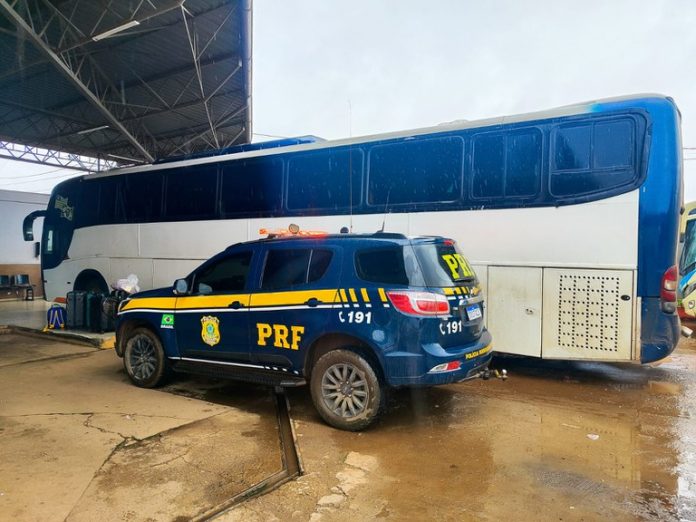 Ônibus clandestino é apreendido na BR-163/MT por transporte irregular entre MT e MA Ônibus clandestino é apreendido na BR-163/MT por transporte irregular entre MT e MA