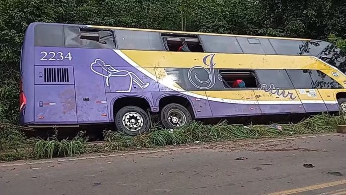 Ônibus da Jarlentur tomba com 45 passageiros na BR-153/PA e deixa feridos Ônibus da Jarlentur tomba com 45 passageiros na BR-153/PA e deixa feridos