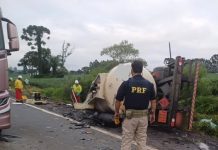 Acidente entre carretas na BR-476/PR deixa dois mortos e interdita rodovia Acidente entre carretas na BR-476/PR deixa dois mortos e interdita rodovia