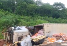 Caminhoneiro morre em tombamento de carreta na BR-135/MG, em Montes Claros Caminhoneiro morre em tombamento de carreta na BR-135/MG, em Montes Claros