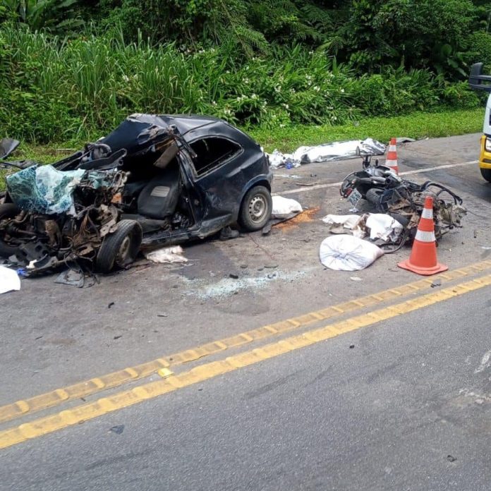 Ultrapassagem proibida na Rio-Santos causa acidente com 3 mortes, em Santos (SP)