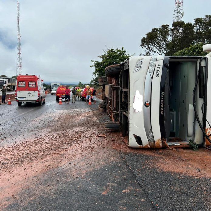 Passageiro morre em tombamento de ônibus na MGC-135, entre Bocaiuva e Montes Claros Passageiro morre em tombamento de ônibus na MGC-135, entre Bocaiuva e Montes Claros