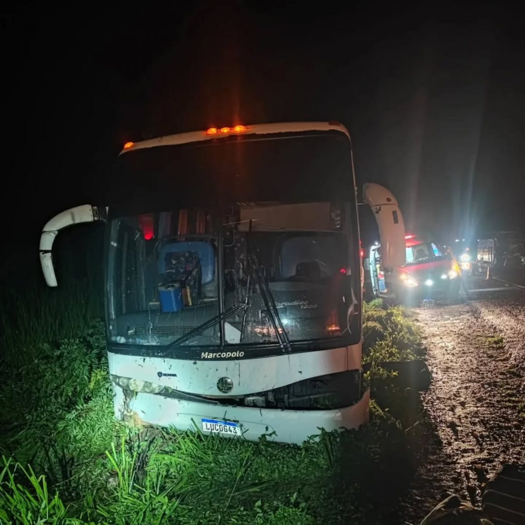Um dos ônibus de acidente com morte na BR-153/GO está irregular Um dos ônibus de acidente com morte na BR-153/GO está irregular