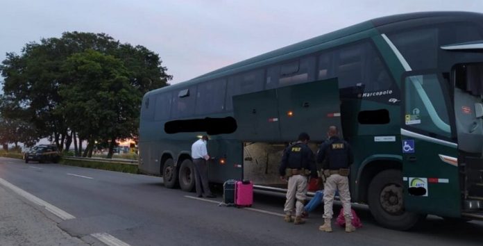 Passageiros com drogas em ônibus são presos na BR-060/GO