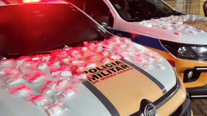 VÍDEO: Polícia Rodoviária de MG prende passageiro de ônibus com drogas, na MG-450, em Guaxupé VÍDEO: Polícia Rodoviária de MG prende passageiro de ônibus com drogas, na MG-450, em Guaxupé