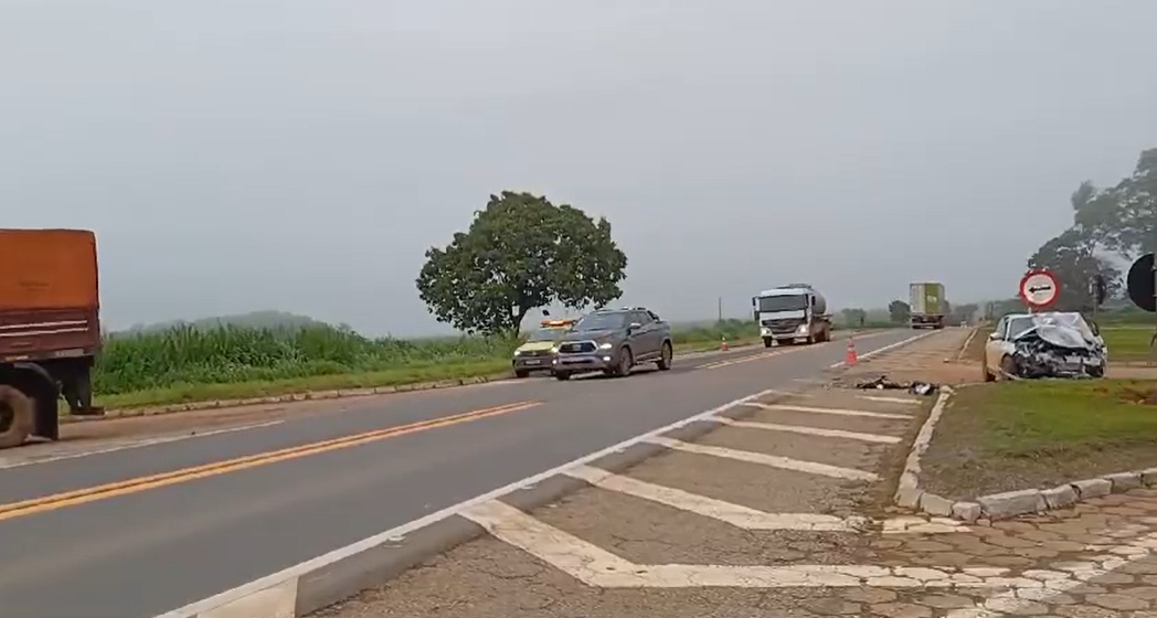 VÍDEO: Acidente entre carro e carreta na BR-153/GO mata 3 e fere 2 gravemente VÍDEO: Acidente entre carro e carreta na BR-153/GO mata 3 e fere 2 gravemente