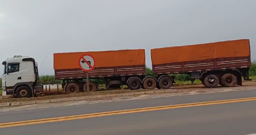 VÍDEO: Acidente entre carro e carreta na BR-153/GO mata 3 e fere 2 gravemente