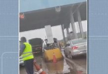 Arrecadadora de pedágio é atingida por carreta desgovernada na BR-324/BA Arrecadadora de pedágio é atingida por carreta desgovernada na BR-324/BA