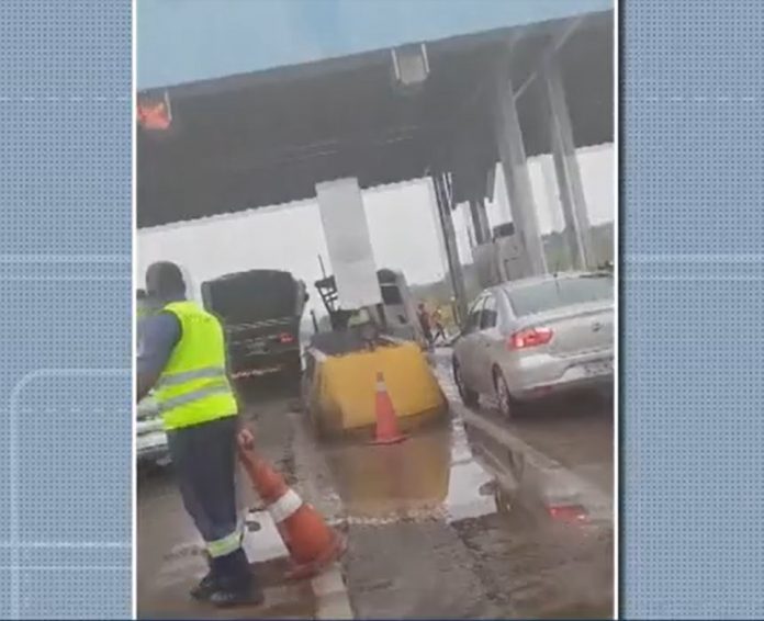 Arrecadadora de pedágio é atingida por carreta desgovernada na BR-324/BA Arrecadadora de pedágio é atingida por carreta desgovernada na BR-324/BA