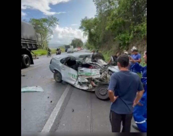 Taxista e passageiro morrem em acidente com micro-ônibus na BR-316/AL, em Satuba Taxista e passageiro morrem em acidente com micro-ônibus na BR-316/AL, em Satuba