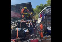 Ônibus irregular bate contra carreta na BR-365/MG e deixa ao menos 50 feridos Ônibus irregular bate contra carreta na BR-365/MG e deixa ao menos 50 feridos