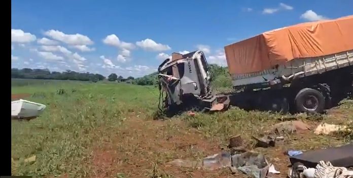 Caminhoneiro dirigindo há mais de 20 horas provoca acidente na BR-452/GO Caminhoneiro dirigindo há mais de 20 horas provoca acidente na BR-452/GO