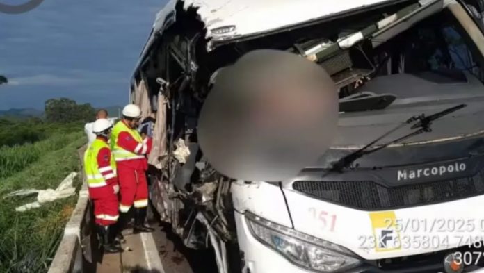 Acidente com micro-ônibus na Via Dutra deixa 2 mortos, em Seropédica (RJ) Acidente com micro-ônibus na Via Dutra deixa 2 mortos, em Seropédica (RJ)