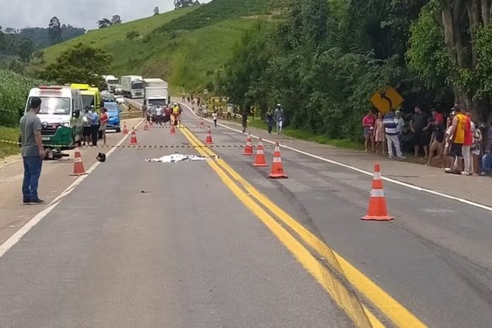 Criança de 4 anos morre na BR-116/MG após colisão da motocicleta do avô Criança de 4 anos morre na BR-116/MG após colisão da motocicleta do avô