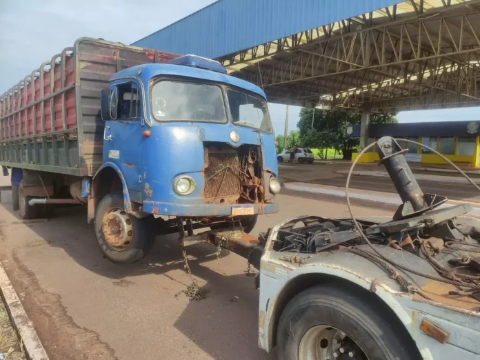 VÍDEO: Caminhão Mercedes de 60 anos é flagrado na BR-262/MS carregando 14 bois VÍDEO: Caminhão Mercedes de 60 anos é flagrado na BR-262/MS carregando 14 bois
