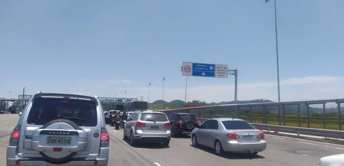 Procon de Santa Catarina notifica Arteris e CCR por conta de filas em pedágios Procon de Santa Catarina notifica Arteris e CCR por conta de filas em pedágios