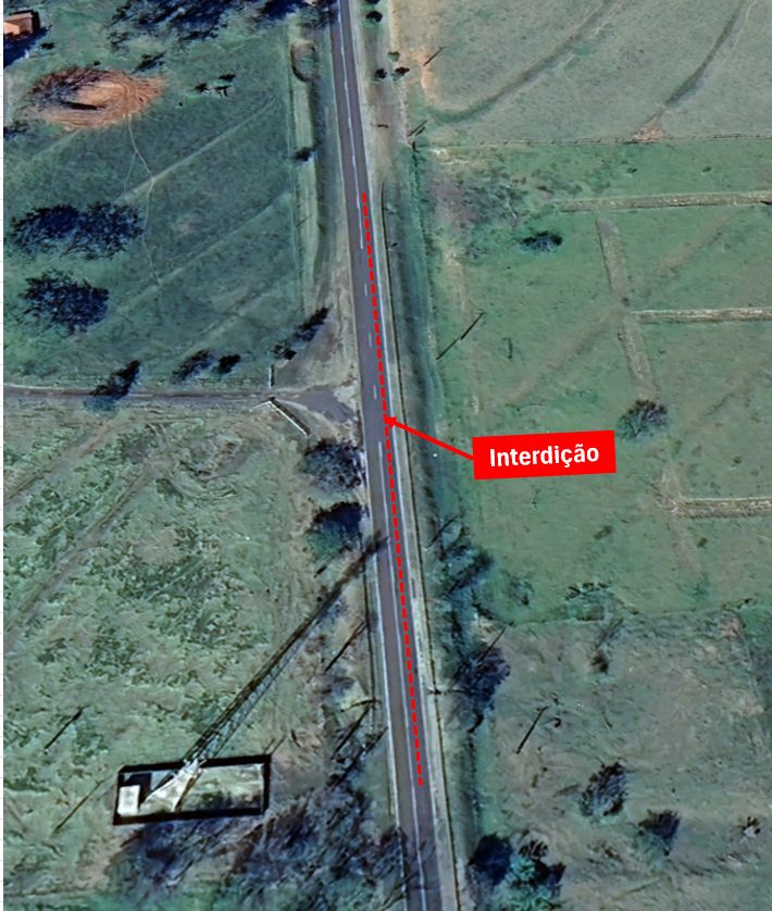 Obras alteram o tráfego em estrada vicinal, em Piquerobi (SP)